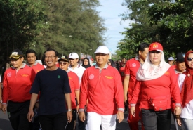 HKN-Plt Gubernur Bengkulu Rohidin Mersyah mengikuti jalan santai memperingati Hari Kesehatan Nasional
