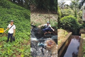 Warga Desa Lubuk Banyau saat menunjukkan lokasi sungai yang tercemari limbah PT SIL