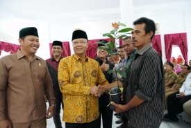 Penyerahan bantuan alat pertanian kepada kelompok tani di Kabupaten Seluma