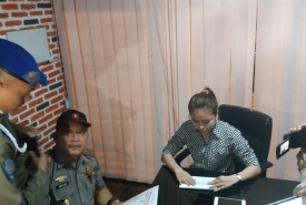 Satpol PP Kota Bengkulu saat sidak di Aleksis'x Spa, Senin malam (10/12/2018)