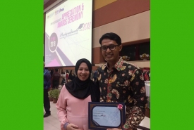 M Arif Rahman Hakim bersama istrinya usai menerima penghargaan dari Universiti Sains Malaysia