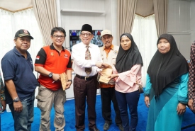 Bupati Kepahiang Dr. Ir. Hidayattulah Sjahid, MM memberikan santunan kepada korban bencana banjir Kamis (2/5)