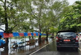 Air melupa ke badan jalan di kawasan Danau Dendam Tak Sudah