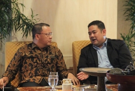 Gubernur Bengkulu Rohidin Mersyah bersama Indra Pratama Kusumah selaku Head of Corporate Affairs &amp; Partner Relations PT HM Sampoerna