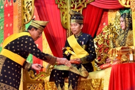 Presiden Joko Widodo menerima gelar kehormatan adat sebagai Datuk Seri Setia Amanah Negara