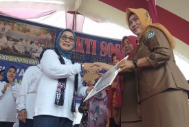 Ros Ellyana Prasetyo (baju putih), istri Kajagung HM Prasetyo saat bakti sosial di Kaur
