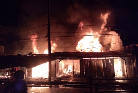 Kebakaran yang melanda bangunan toko di Bengkulu Selatan