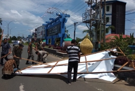 Personil dari Dinas Kominfo dan Statistik Provinsi Bengkulu melakukan perapian dan pembersihan spanduk serta baliho di Kota Bengkulu