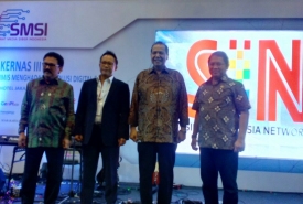 Penasihat SMSI Chairul Tanjung bersama Menteri Kominfo RI Rudiantara juga ketum SMSI Auri Jaya usai pembukaan Rakernas SMSI ke III di Hotel Sari Pasifik Jakarta