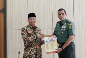 Plt Gubernur Bengkulu Rohidin Mersyah bertukar cinderamata dengan Pangdam II Sriwijaya