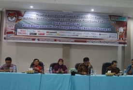 Narasumber pendidikan politik dan dialog publik yang digelar KPU Kota Bengkulu dan Forum Pemimpin Redaksi Online di Nala Sea Side, Jumat (20/4/2018)