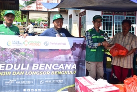 Relawan saat menyalurkan bantuan