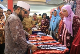 Walikota Helmi Hasan saat melihat pameran UKM